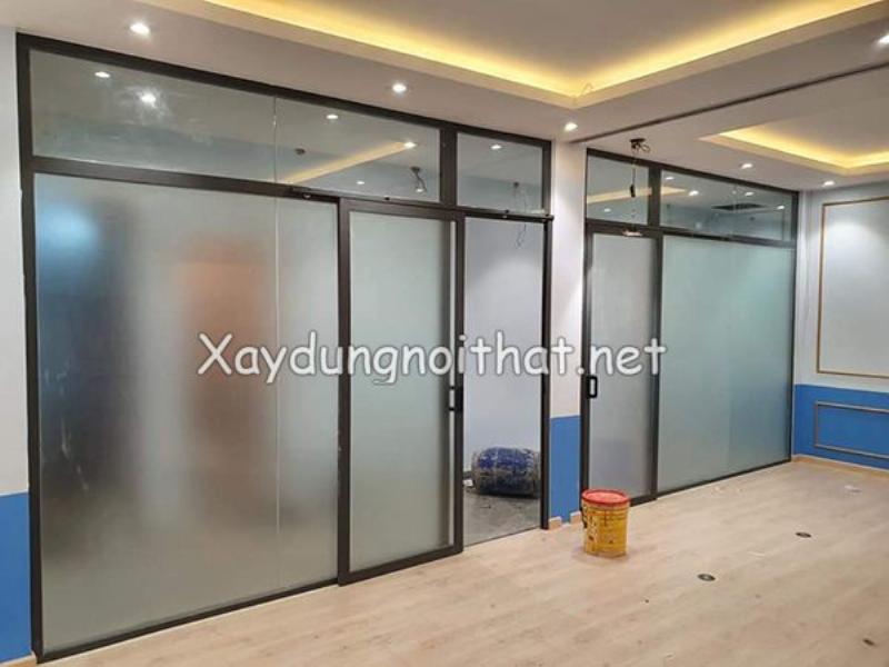 Vách ngăn phòng khách và bếp hiện đại tạo sự riêng tư cần thiết nhưng vẫn duy trì kết nối, mang lại không gian sống ấm cúng và thoải mái.